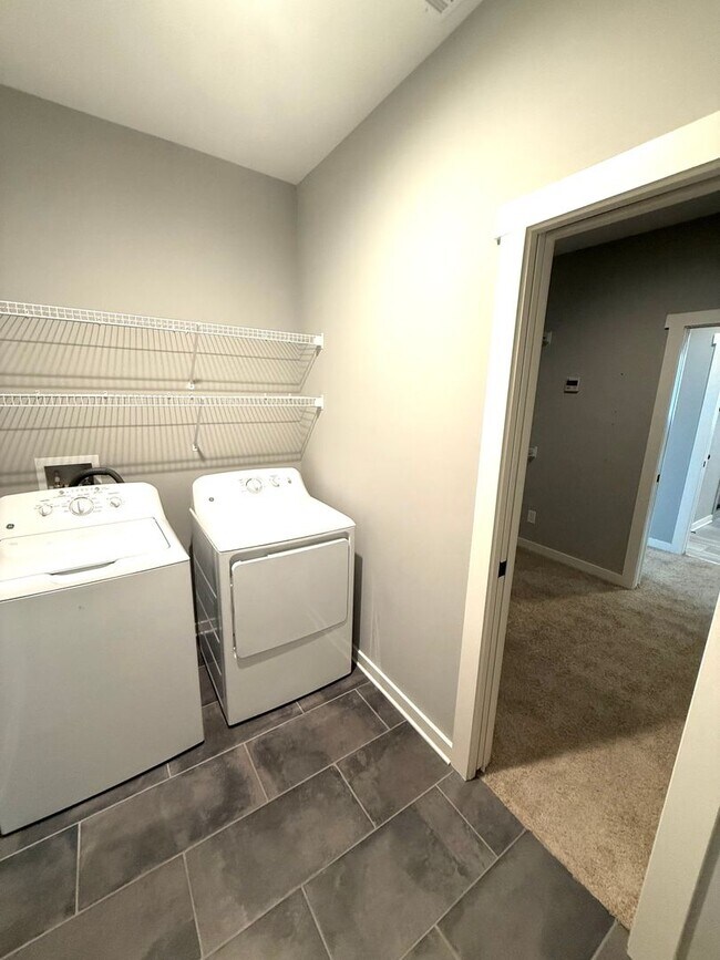 Building Photo - ** 4 Bed 2.5 Bath Located beside Park Cros...