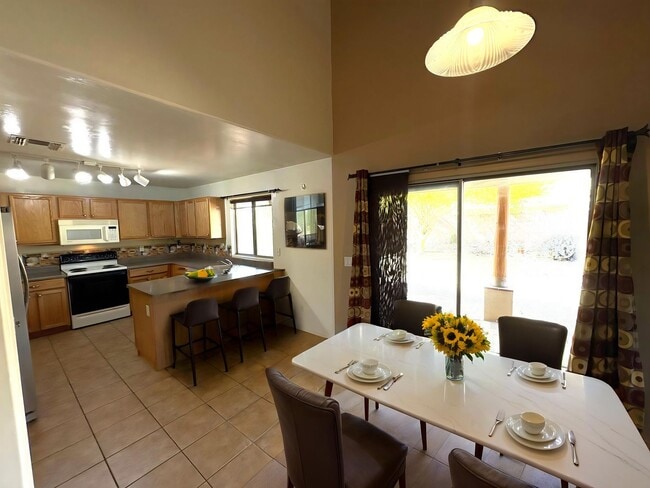 Building Photo - East side beauty 4 bedrooms