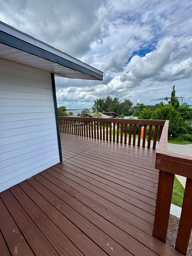 Building Photo - Beautifully Renovated 2-Bed/1-Bath Upstair...