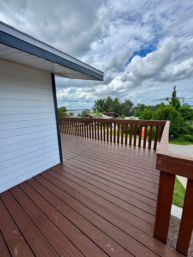 Building Photo - Downtown Clermont - Beautifully Renovated 2-Bed/1-Bath Upstairs Unit with Stunning Lake Minneola ...