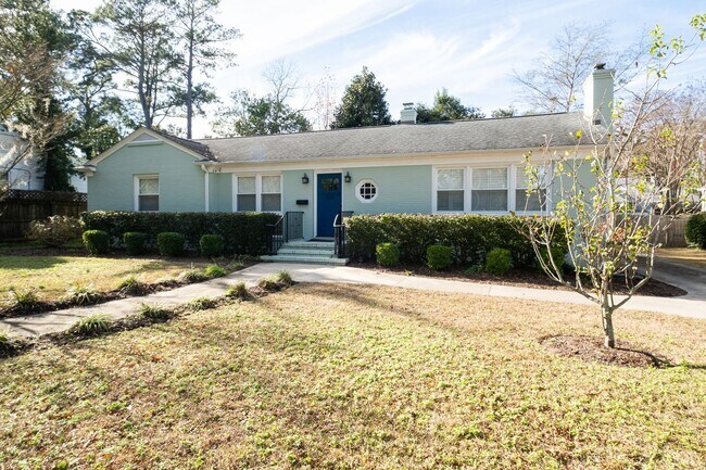 Building Photo - Fully furnished- Beautiful Forest Hills Home