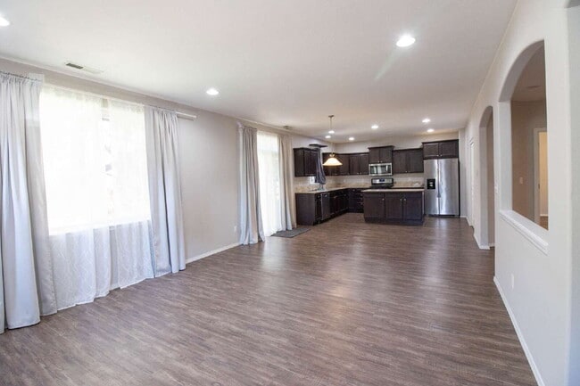 Building Photo - A BEND HOME FOR PEOPLE AND PETS!
