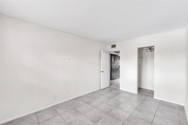 Building Photo - 4050 NE 12th Terrace