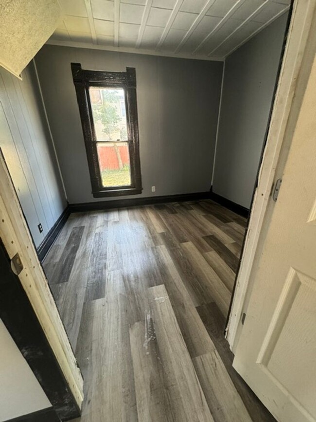 Building Photo - 4 Bedroom 1 Bathroom Just FULLY remodeled