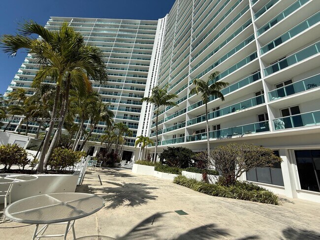 Building Photo - 100 Bayview Dr