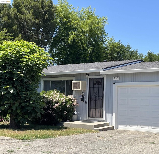 Building Photo - 3619 De Ovan Ave