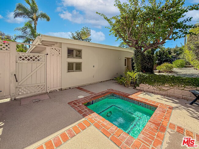 Building Photo - 2123 Sycamore Canyon Rd