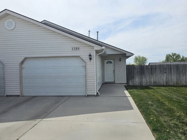 Building Photo - 1129 NE Saddleridge St