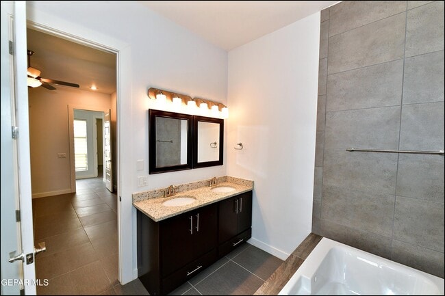 Building Photo - 5973 Cartagena Cir