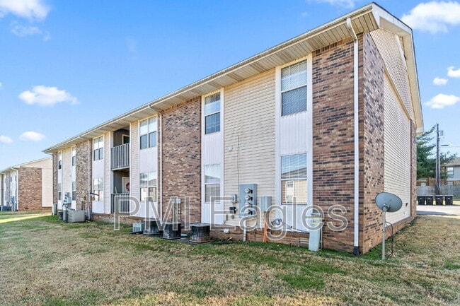 Building Photo - 263 White Oak Rd