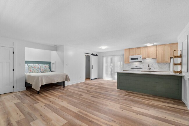 Building Photo - Special Offer: $500 Off First Full Month's Rent! 1 Bed, 1 Bath Apartment – Great Location & Ameni...