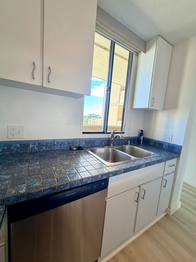 Building Photo - 2121 Ala Wai Blvd