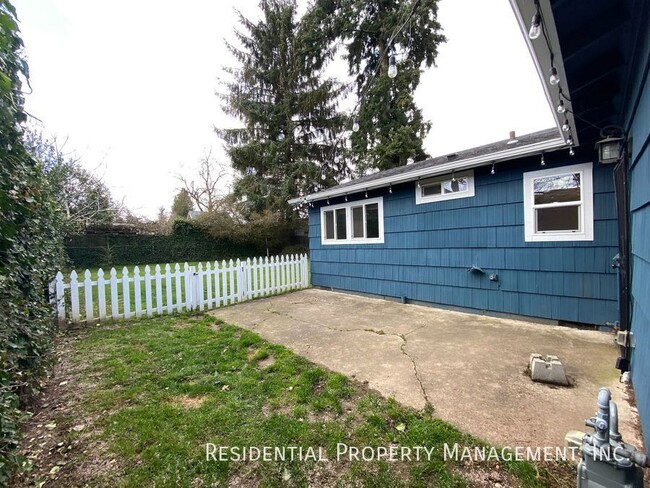 Building Photo - Classic North Portland Bungalow!