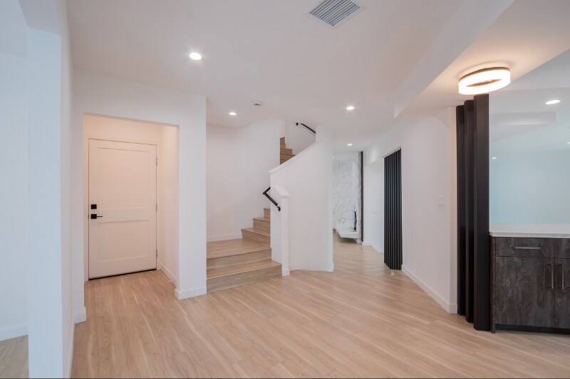 Building Photo - 1346 N Stanley Ave