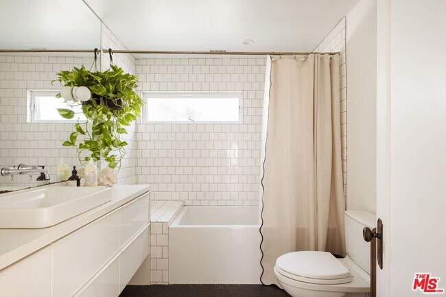 Building Photo - 601 Crestmoore Pl