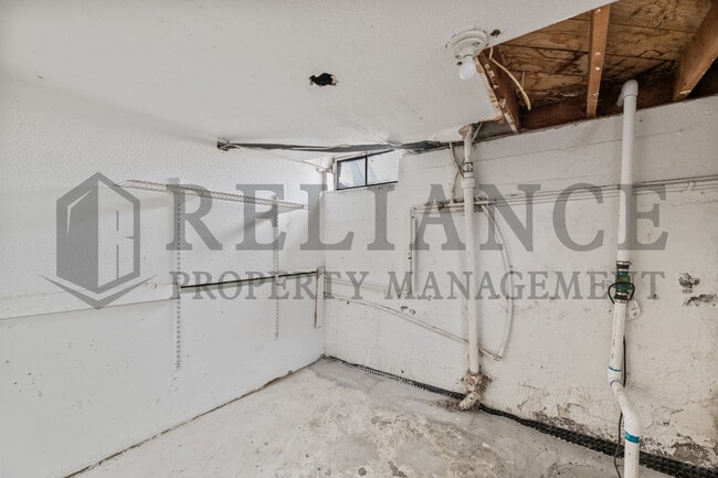 Building Photo - 2118 E 1st St N