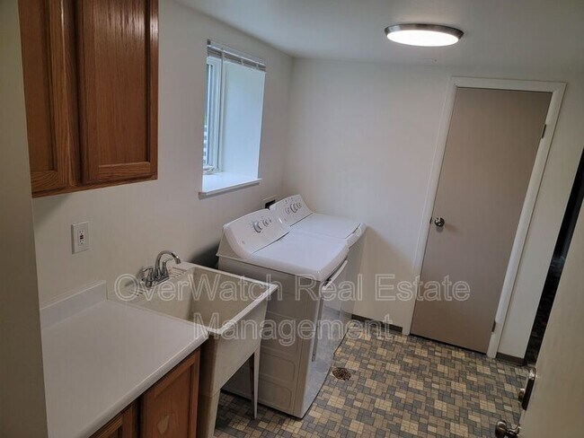 Building Photo - 3405 Oregon Dr