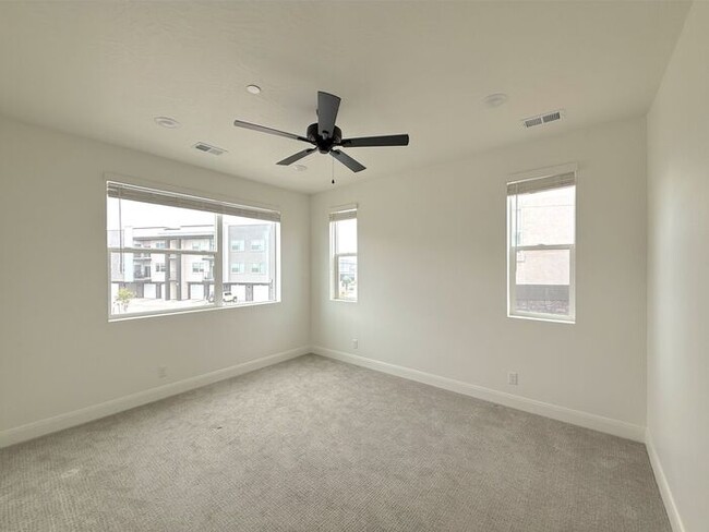 Building Photo - Desert Color Condo 3 bd, 2 bt, 1 Car Garage