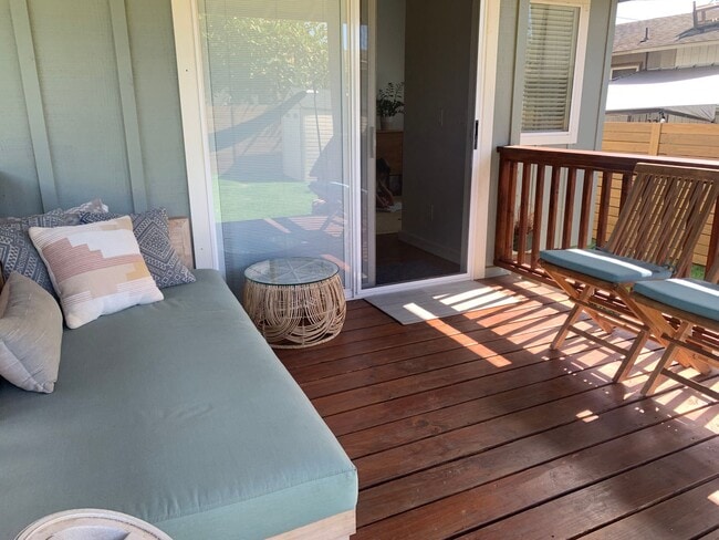 Building Photo - Renovated 3 bed, 2 bath Duplex Home in Waialua