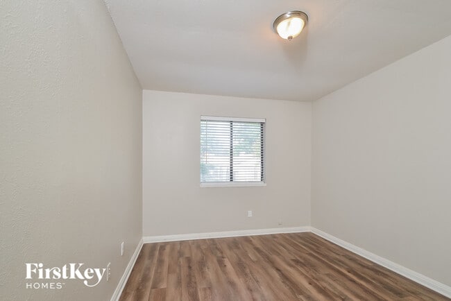 Building Photo - 3004 Charter Oak Dr
