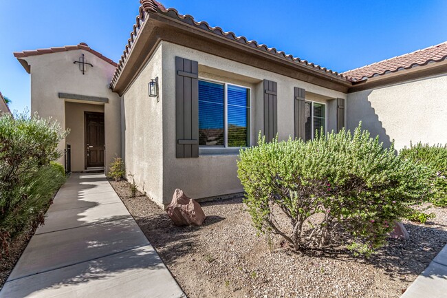 Building Photo - Anthem Highlands home with energy saving u...