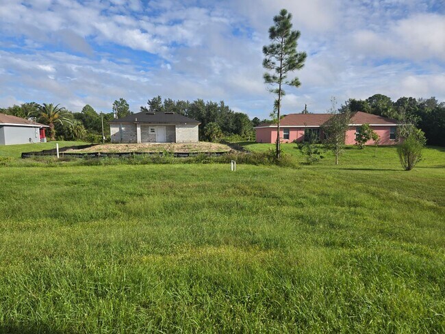 Building Photo - Great location in Lehigh Acres-Three Bedroom 2 bath/ Large Back yard!