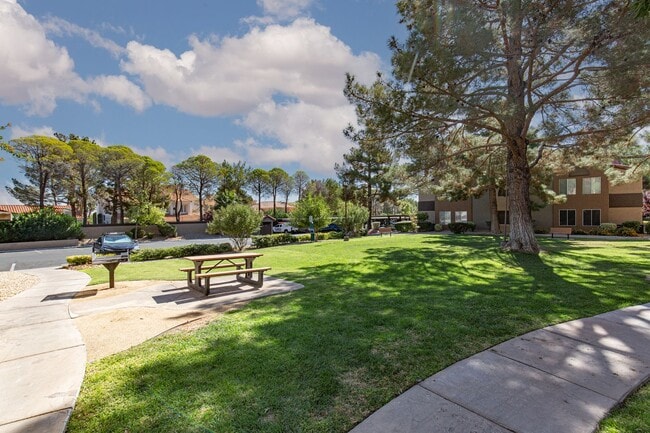 Building Photo - Second story unit overlooking pool in luxury Canyon Gate guard gated community