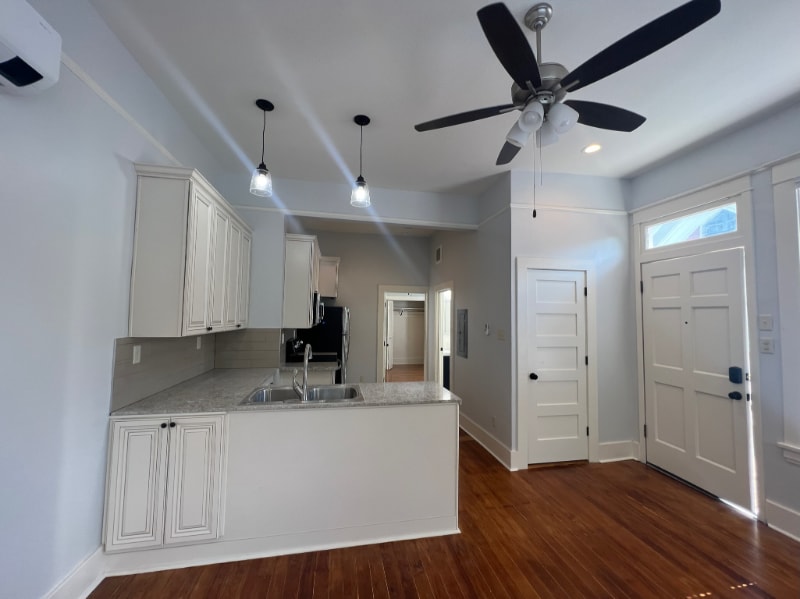 Building Photo - 514 E 8th St