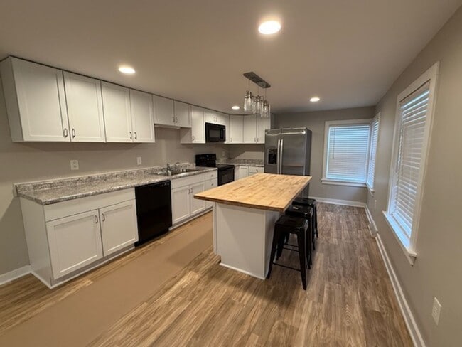 Building Photo - 2662 S 7th St