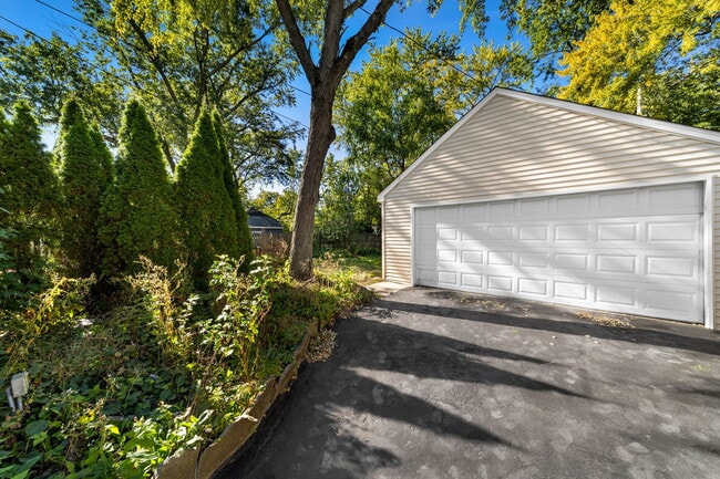 Building Photo - 1552 McCraren Rd