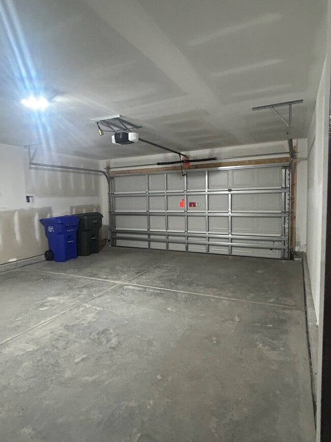 Building Photo - 1745 King Oaks Lp