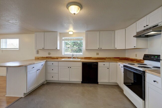 Building Photo - 529 Maple St