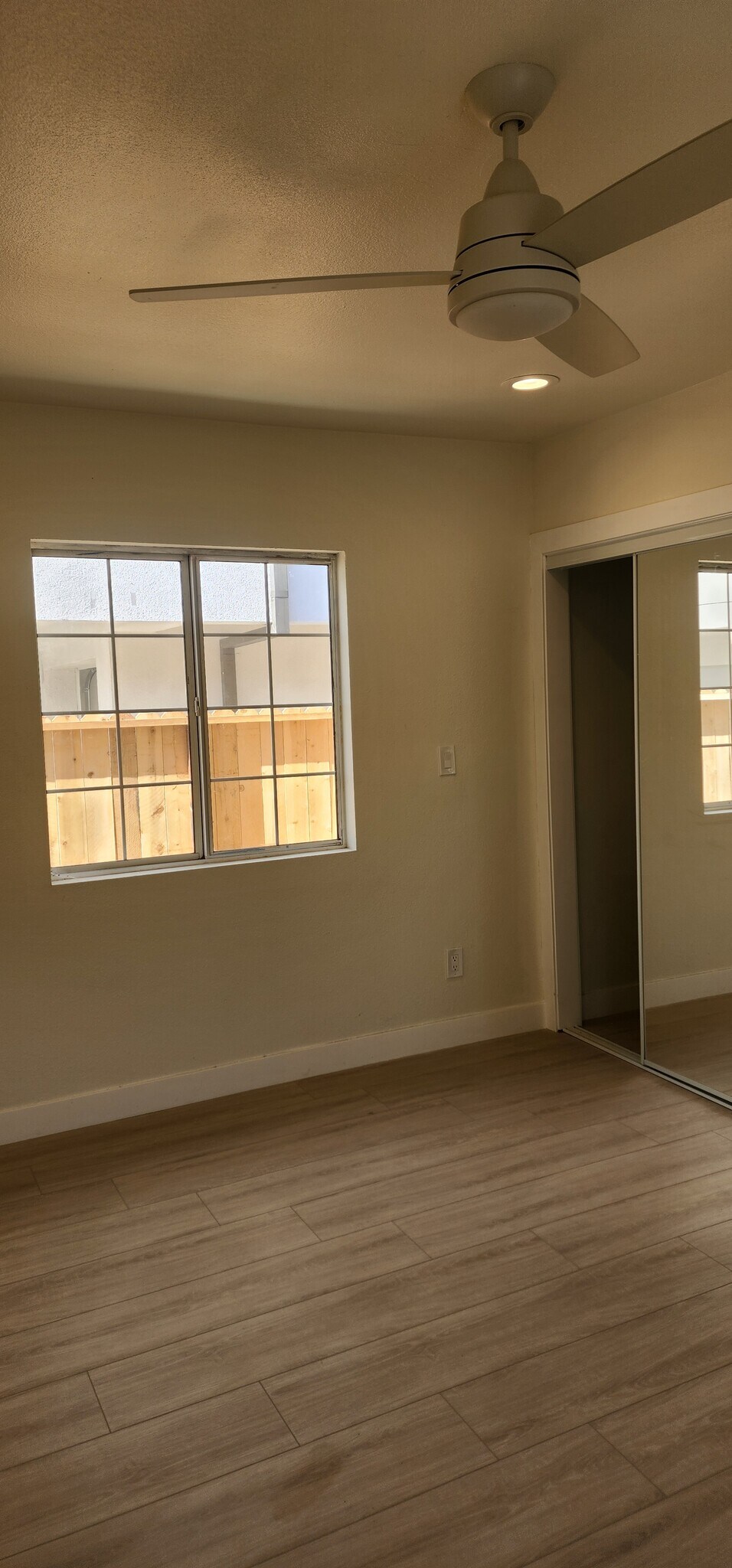 Building Photo - 950 N Kingsley Dr