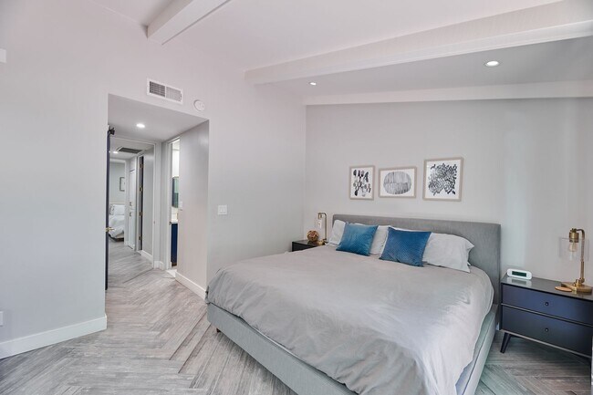Building Photo - Fully Furnished Villa in Gated Paradise Va...