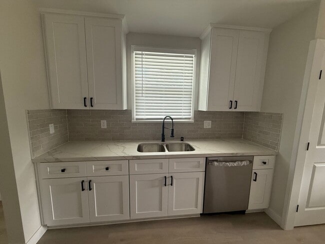 Building Photo - Newly remodeled 3 bedroom 2 bath