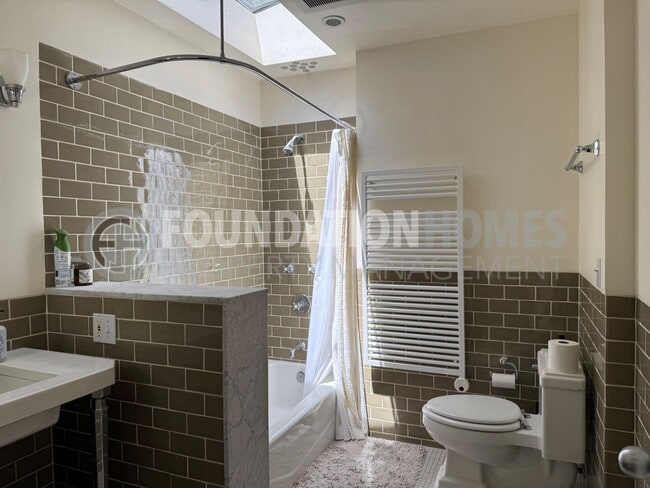 Building Photo - Stunning Home located at the end of a cul-...