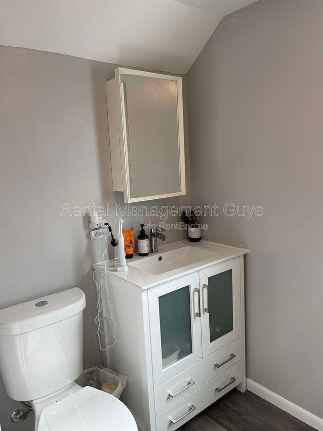 Building Photo - 4119 N Sheridan Ave