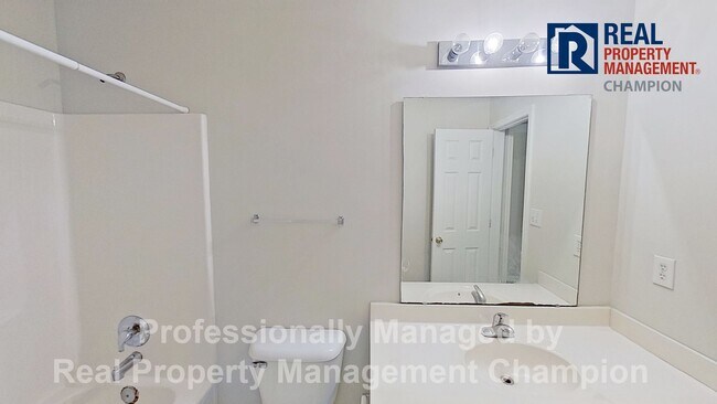 Building Photo - 3 Bedroom Townhome near Monkey Junction