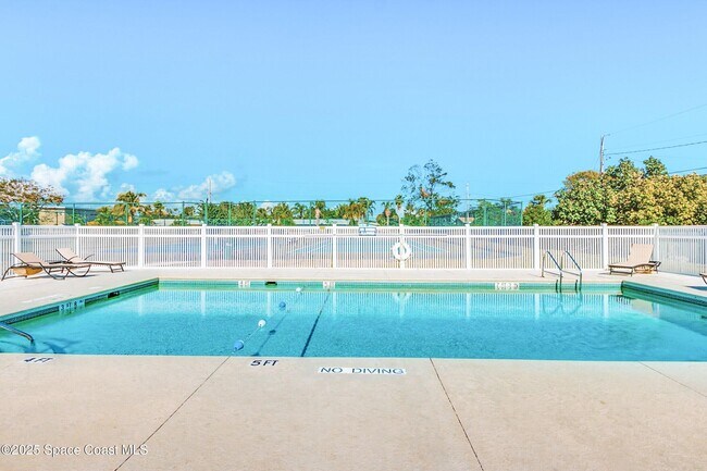 Building Photo - 385 Newport Dr