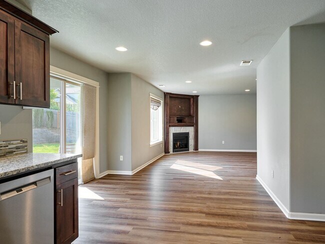Building Photo - Beautiful 4 bedroom/2.5 Bath Home On Large...