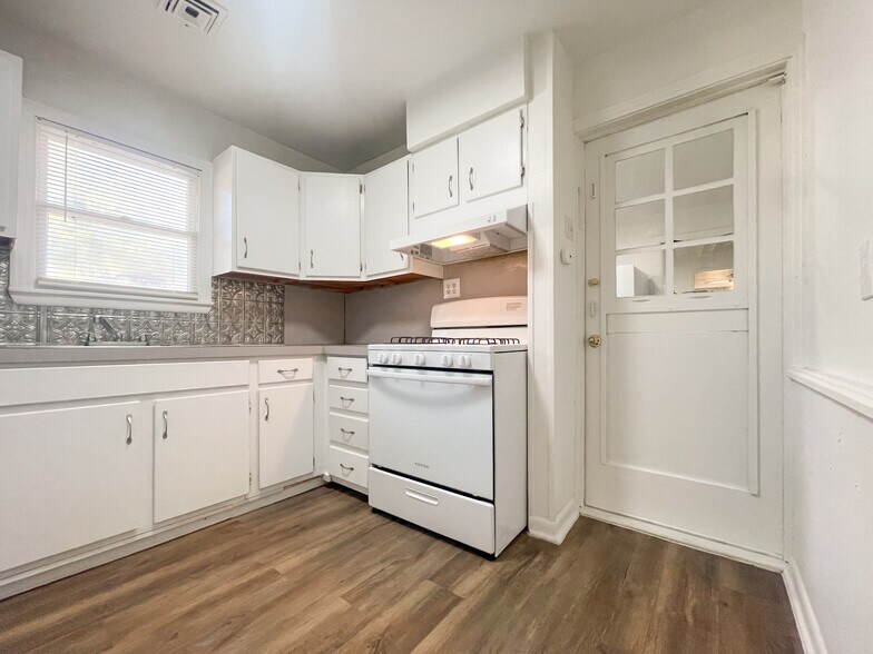 Building Photo - 3812 Pine Ave