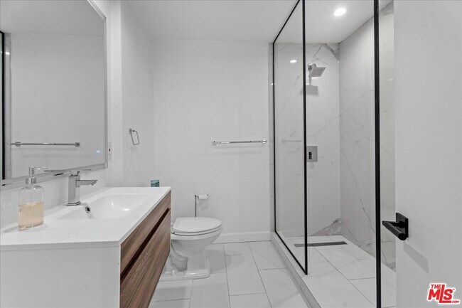 Building Photo - 459 Kings Rd
