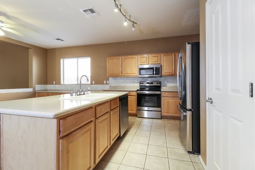 Building Photo - 3116 S 82nd Ln