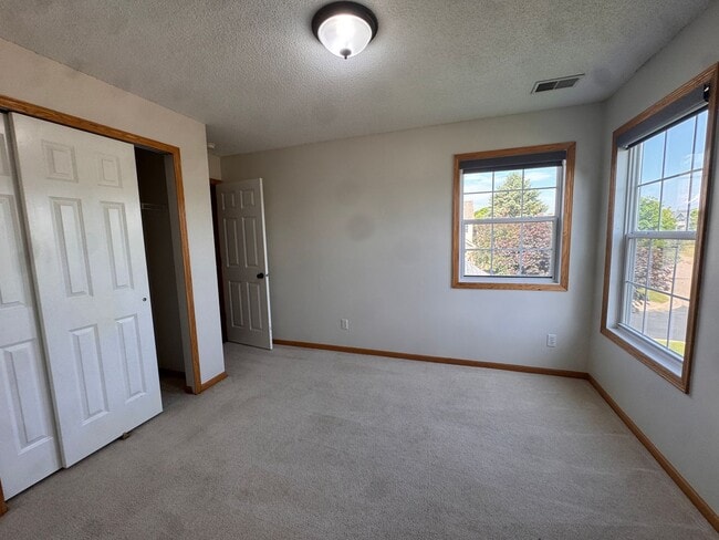 Building Photo - Luxurious 3 Bedroom, 2 Bathroom GORGEOUS townhome!