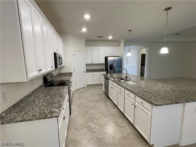 Building Photo - 9353 Glenforest Dr