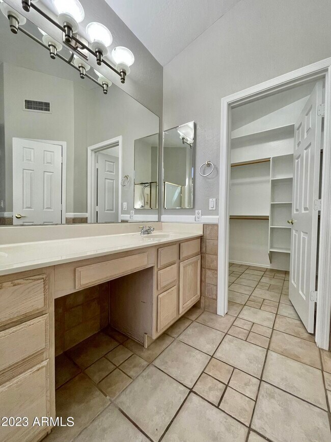 Building Photo - 4939 W Erie St