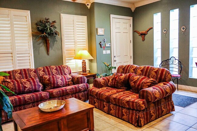 Building Photo - 117 E Lantana St