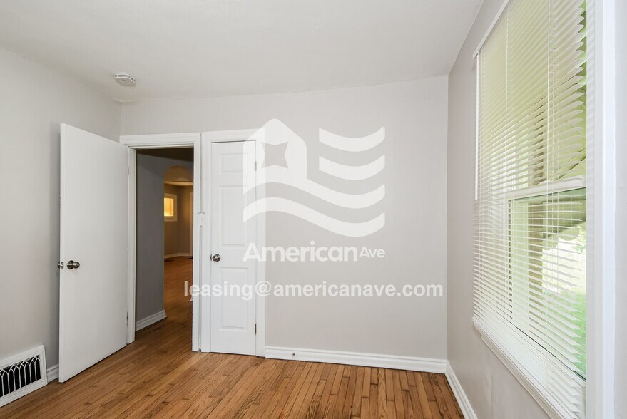 Building Photo - 1017 Lakeview Ave