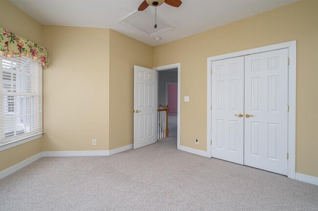 Building Photo - 421 Suri Dr