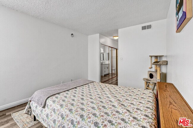 Building Photo - 18620 Hatteras St